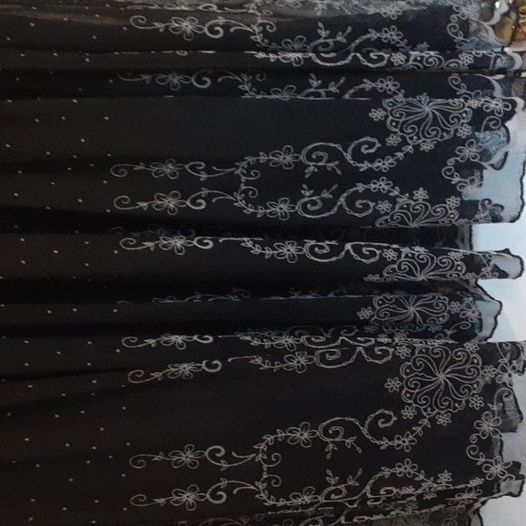 GUC- Beautiful Black Lace Skirt - Picture 4 of 8